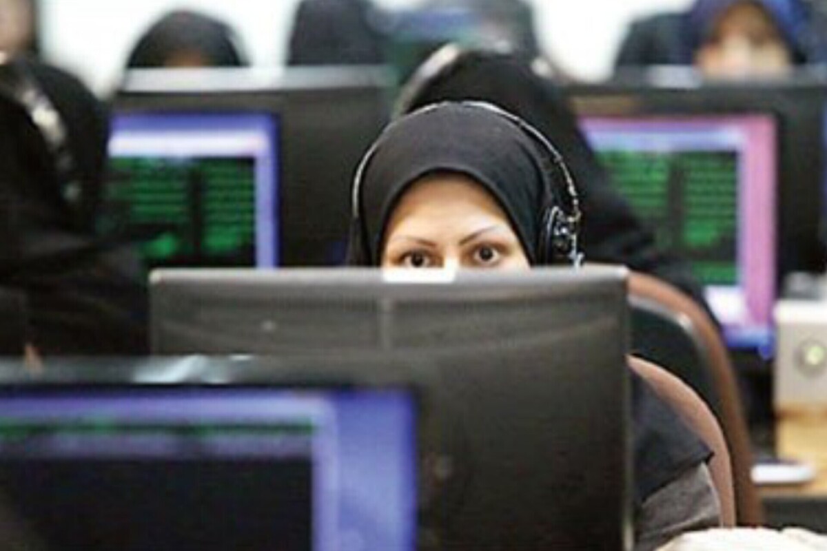 حق اشتغال یکی از بنیادی‌ترین حقوق شهروندی است که قانون اساسی آن را برای همه افراد، زن و مرد، به رسمیت شناخته است. با‌این‌حال، زنان در مسیر بهره‌مندی از این حق با محدودیت‌هایی روبه‌رو هستند که ریشه در قوانین عادی، ساختار خانواده و تفسیر مصالح خانوادگی دارد. این گزارش نگاه حقوقی و اجتماعی به این مسئله می‌اندازد.