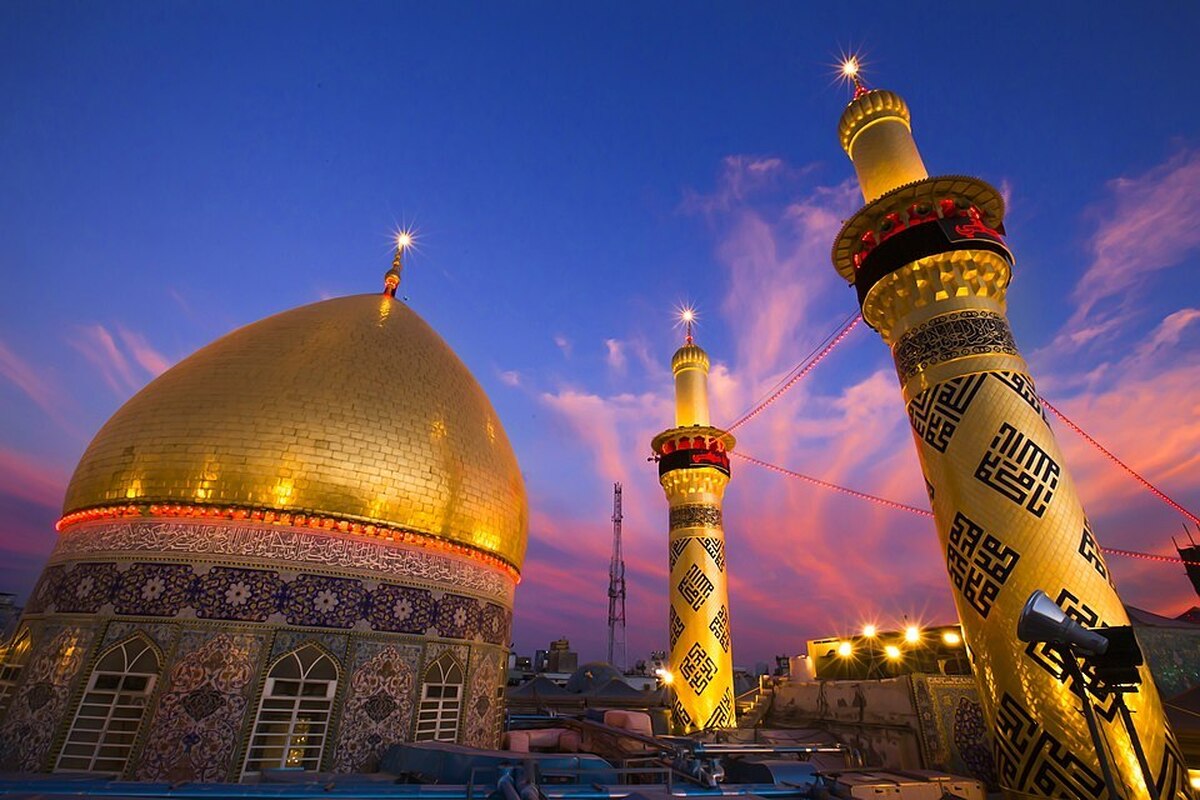 فرش‌های آبی حرم حضرت عباس علیه‌السلام که ۲ سال قبل در این آستان پَهن شده بود برای نوسازی و رعایت نظافت بیشتر، امروز جمع‌آوری و حرم سقای دشت کربلا با فرش‌های جدید قرمز مفروش شد.