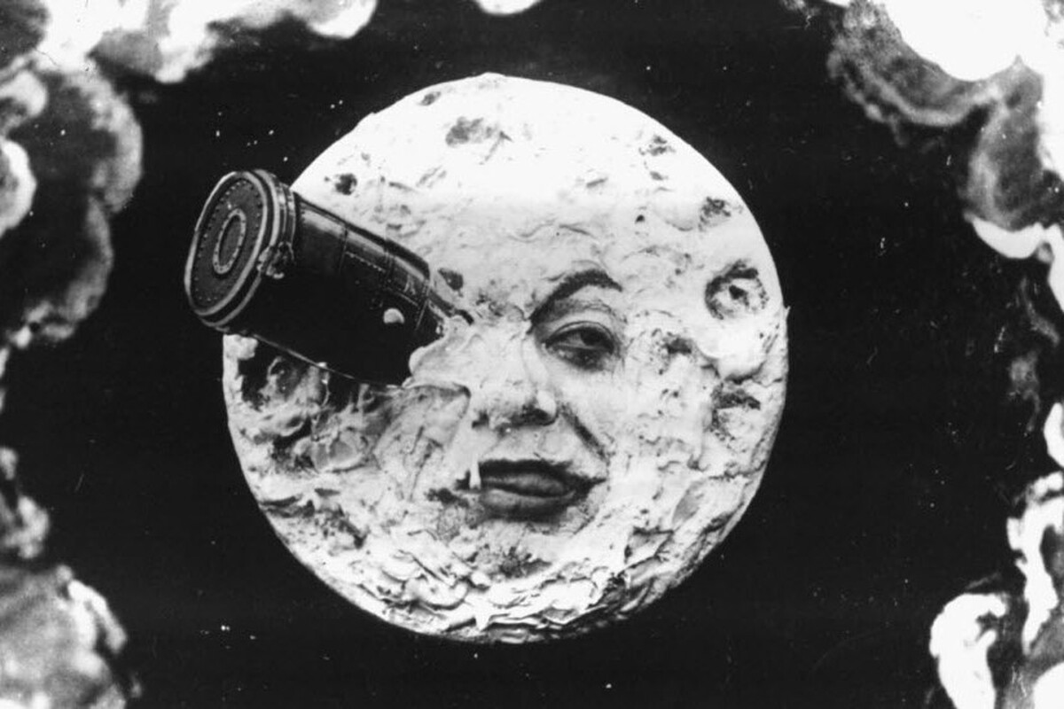 اولین قصه علمی‌تخیلی که در تاریخ سینما روی پرده سینما رفت، فیلمی از ژرژ ملی‌یس، فیلم‌ساز فرانسوی و شعبده‌باز مطرح آن روزگار بود.