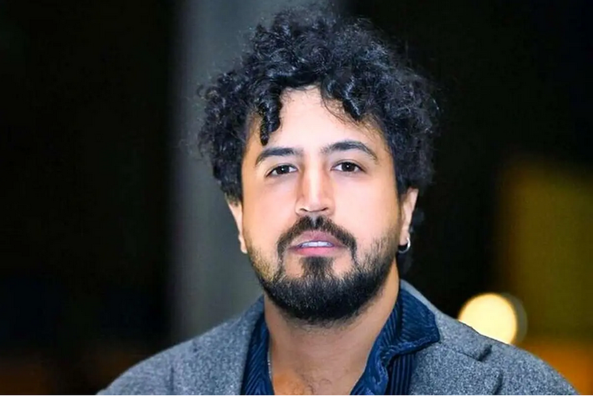 مهرداد صدیقیان بازیگر سینما و تلویزیون به عزای پدر نشست.