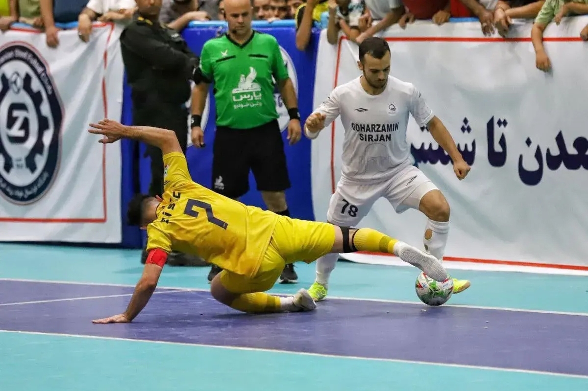 تیم‌های بالانشین جدول لیگ برتر فوتسال ایران به دنبال توقف صدرنشین مقابل پالایش نفت بندرعباس هستند.