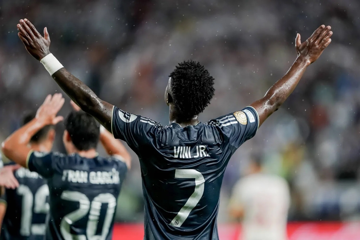 باشگاه رئال مادرید برای تمدید قرارداد دوباره با ستاره برزیلی، سر میز مذاکره نشست.