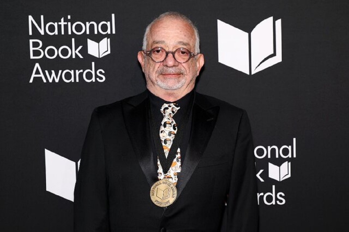 ربیع علم‌الدین برای رمان «داستانِ واقعیِ واقعیِ راجای ساده‌دل (و مادرش)» اثری طنزآلود و تاریک جایزه ملی کتاب آمریکا را در بخش داستان از آن خود کرد.