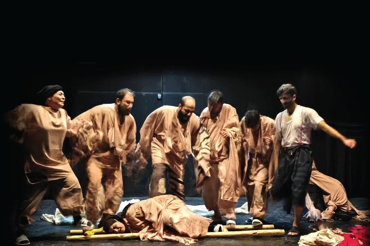 سی‌وپنجمین جشنواره تئاتر خراسان رضوی با حضور گروه‌های هنری فعال در بخش‌های خیابانی و صحنه‌ای برگزار شد و فرصتی فراهم آورد تا خلاقیت، رقابت فشرده و اهمیت داوری تخصصی و حمایت عملی از گروه‌ها برجسته شود.