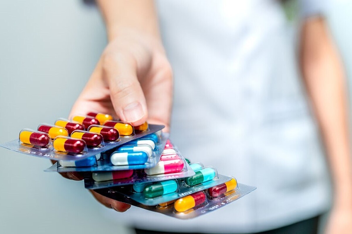 رئیس بخش بیماری‌های عفونی بیمارستان امام رضا (ع) با تعوجه به مصرف بی رویه آنتی بیوتیک ها، ایران را اولین کشور جهان در میزان مصرف این دارو عنوان کرد.