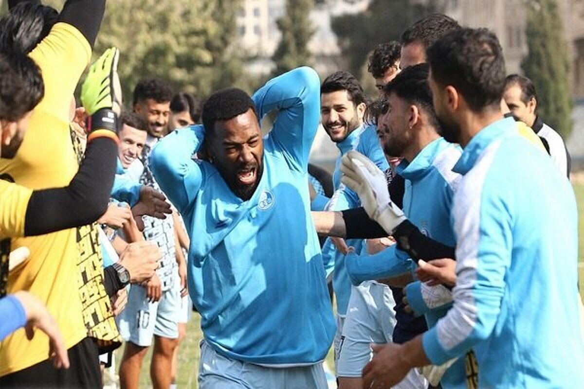 مهاجم اهل هائیتی پس از سفری طولانی و غیبت چندروزه، به تمرینات استقلال برگشت تا آبی‌ها برای دیدار مهم مقابل الوصل آماده شوند.