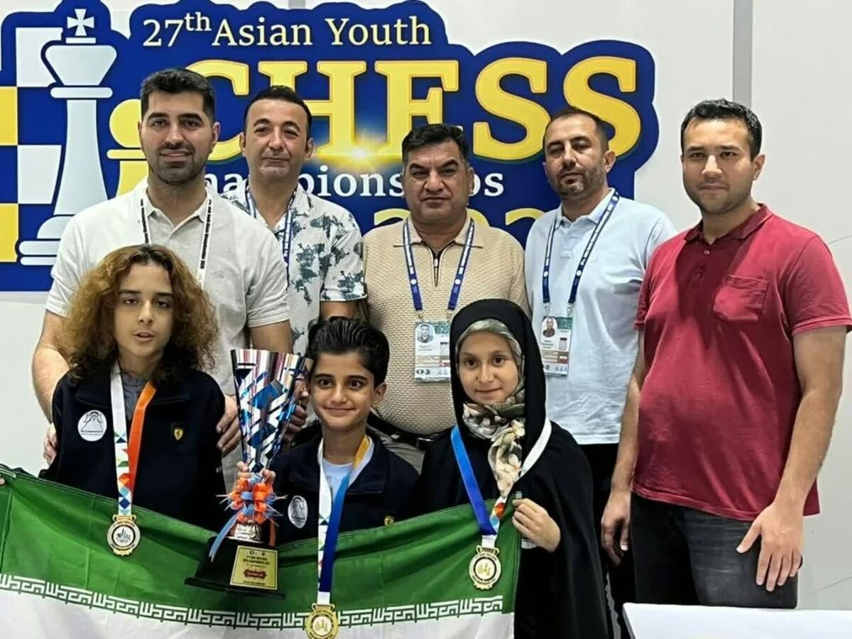 دختر شطرنج باز خراسان رضوی در مسابقات شطرنج نوجوانان آسیا ۲۰۲۵ موفق به کسب مدال نقره شد و با پادر در بانکوک به روی سکو رفت و مدالش را دریافت کرد.