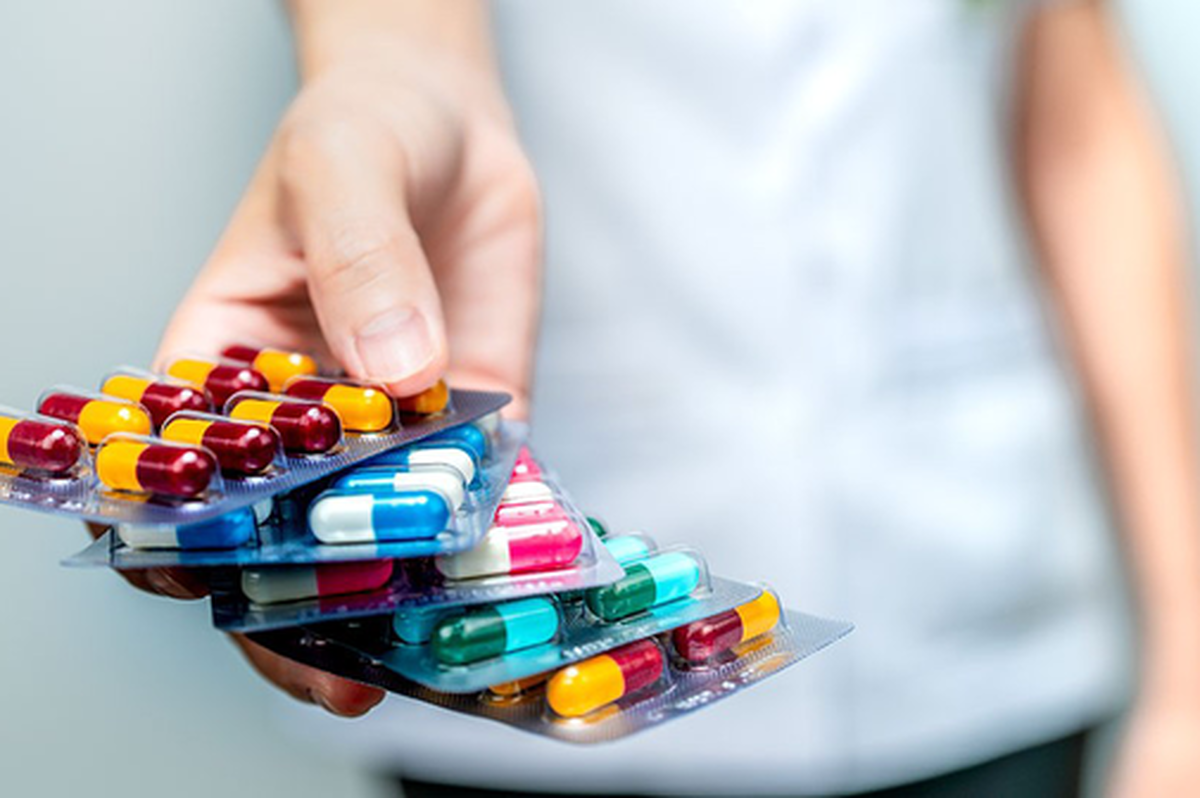 وزیر بهداشت با تأکید بر اینکه بخشی از مصرف ۲۰۰ تا ۱۸۰۰ تنی آنتی‌بیوتیک کشور ناشی از مصرف بی‌رویه و درخواست‌های غیرضروری است، بر ضرورت ورود فعالانه‌تر بیمه‌ها به نظارت بر الگوی تجویز پزشکان و اصلاح پروتکل‌های درمانی تأکید کرد.