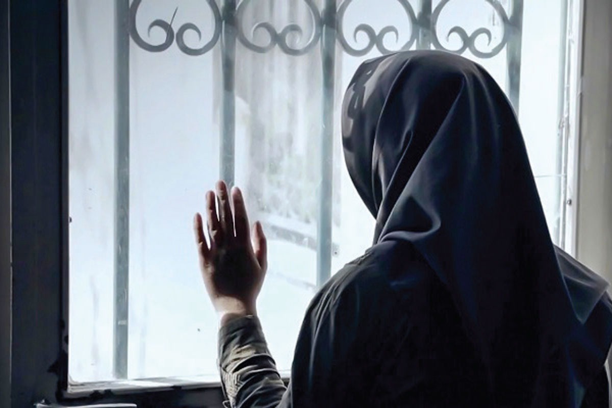 دختری که سال‌ها در آرزوی آغوش گرم مادرش بود، حالا به‌دنبال راهی برای فرار از خانه مادر و پدربزرگش است