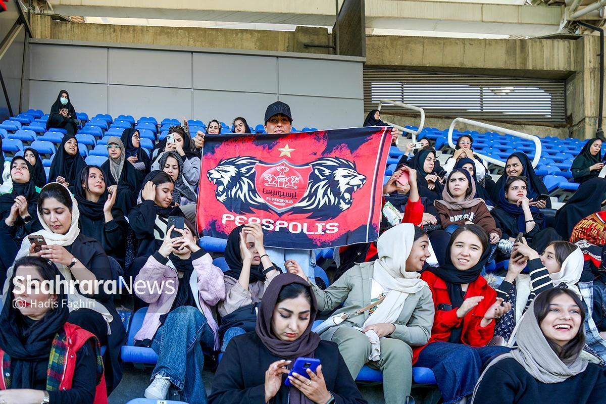 دیدار داربی تهران ساعت ۱۵ روز جمعه هفته جاری بین تیم‌های استقلال و پرسپولیس در ورزشگاه امام خمینی اراک برگزار خواهد شد و هواداران زن می‌توانند در این دیدار حضور داشته باشند.