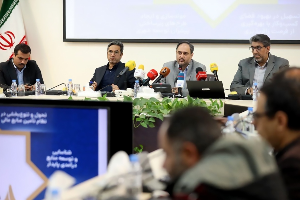 معاون مالی و پشتیبانی شهرداری مشهد با بیان اینکه هزینه جاری و عمرانی مشهد ۱۶۰ میلیارد تومان است گفت: ۸۰۰ هکتار از اراضی بلاتکلیف آستان قدس در سطح شهر مشهد تعیین تکلیف شد و به امضای دو طرف رسیده است.