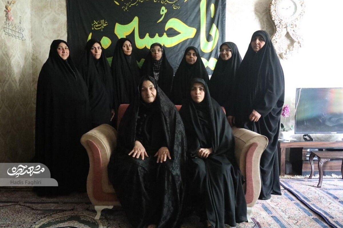 در دل محله کشاورز، جمعی از زنان ساده و مهربان سال‌هاست با همت و خلاقیت خود گره‌های کوچک و بزرگ زندگی همسایه‌ها را باز می‌کنند؛ از فراهم‌کردن جهیزیه نوعروسان و پخت غذای گرم تا بردن اهالی به زیارت امام‌رضا (ع) و تشکیل کارگاه‌های آموزشی. هرکدامشان مسئولیتی بر عهده گرفته، اما همه در یک چیز مشترک‌اند: نقش‌آفرینی مادرانه برای آرام‌تر شدن زندگی محله.