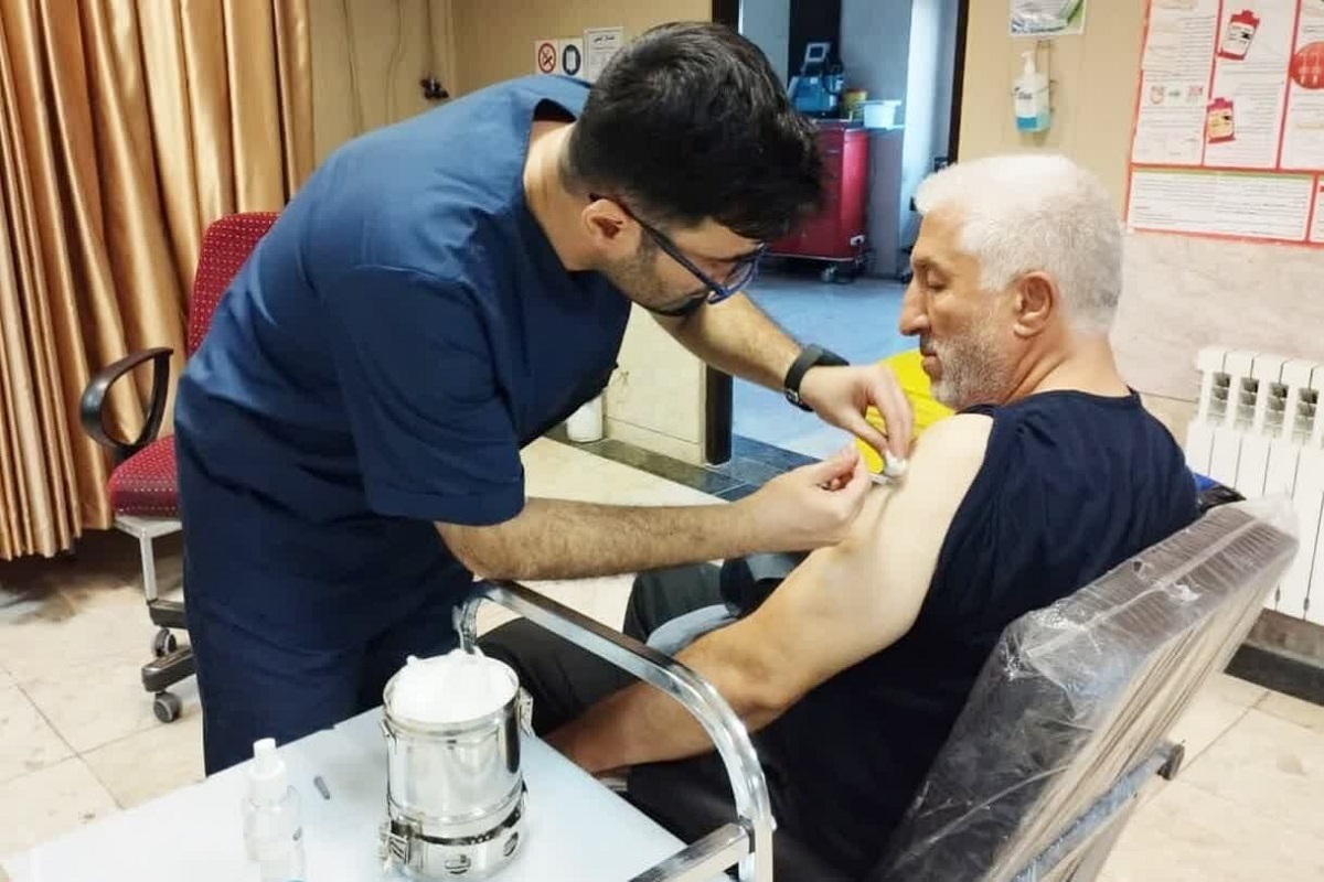 معاون بهداشت و درمان بنیاد شهید و امور ایثارگران با اشاره به افزایش شیوع آنفلوانزا، از تزریق واکسن برای بیش از ۲۰۰ هزار ایثارگر خبر داد و زمان کنونی را مناسب‌ترین دوره برای انجام واکسیناسیون اعلام کرد.