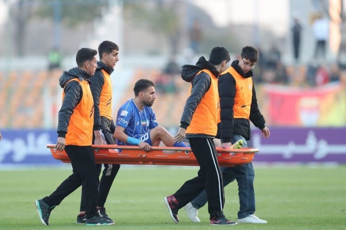 در جریان برگزاری دیدار تیم استقلال مقابل فولاد تصویر مهران احمدی نشسته روی زمین ته دل هواداران و پیشکسوتان استقلال را خالی کرد.