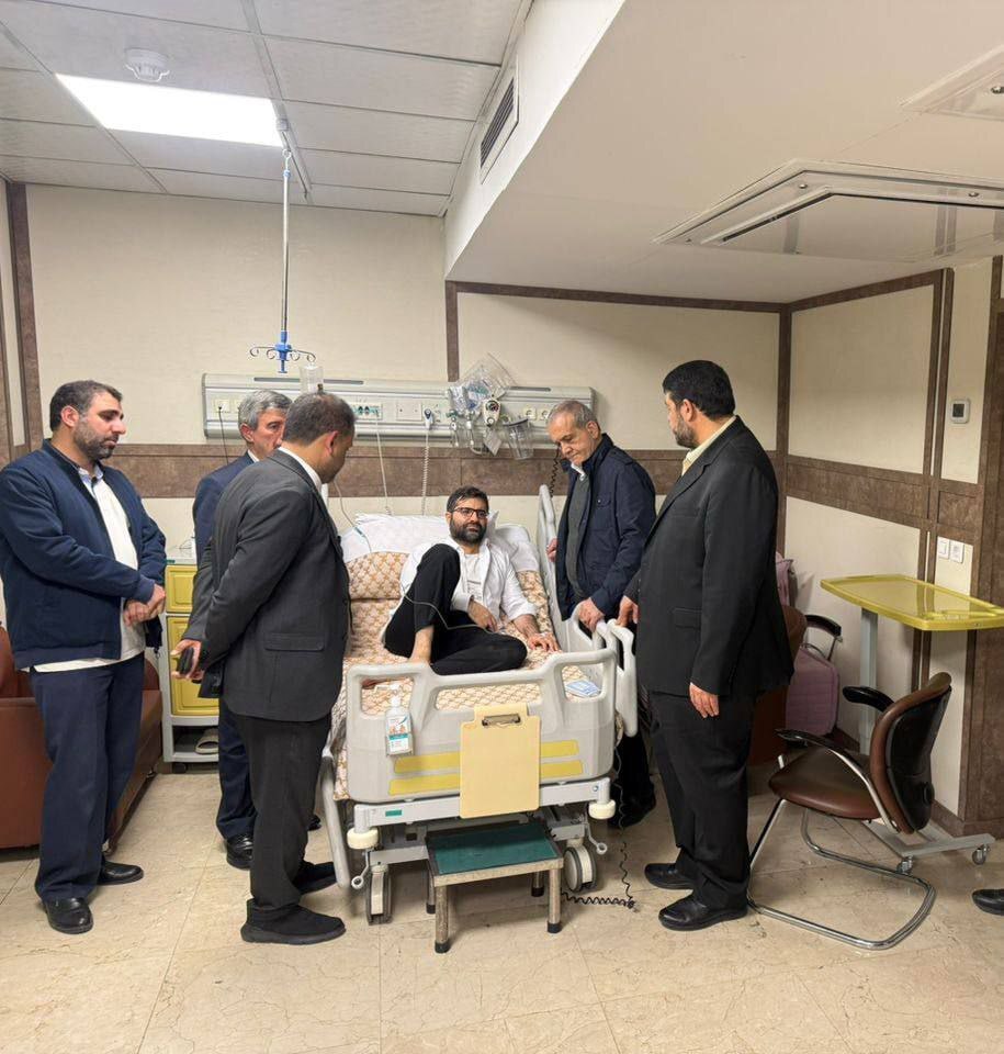 پزشکیان از سقاب اصفهانی عیادت کرد پزشکیان از سقاب اصفهانی عیادت کرد