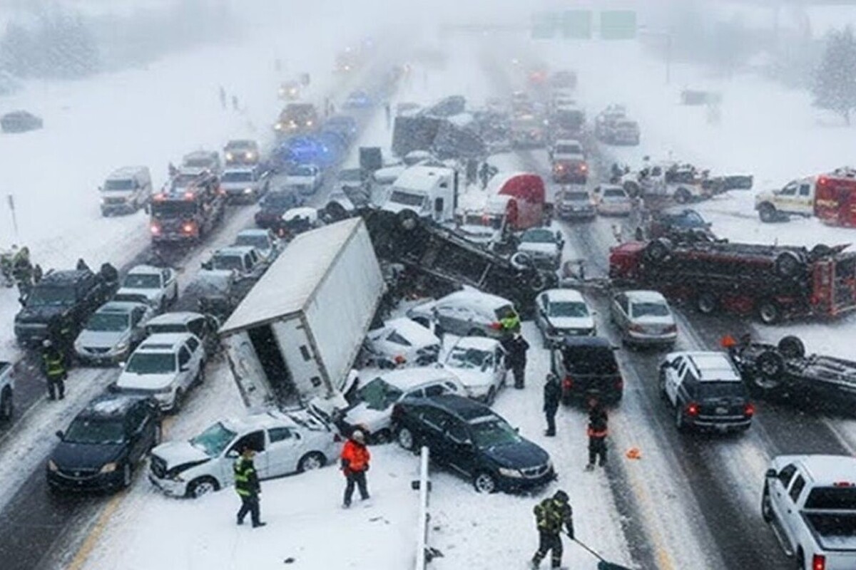 یک کولاک شدید و ناگهانی در ایالت ایندیانای آمریکا موجب وقوع یکی از بزرگ‌ترین تصادف‌های زنجیره‌ای سال‌های اخیر شد،در این حادثه که بیش از ۴۵ خودرو شامل تریلی‌های سنگین و خودروهای سواری را درگیر کرد، دید رانندگان به صفر رسید و یخ‌زدگی ناگهانی جاده باعث واژگونی چندین تریلی و پراکندگی خودروها در چند کیلومتر از بزرگراه گردید.