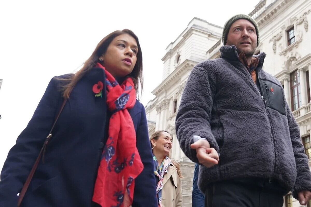 «تولیپ صدیق» نماینده مجلس عوام انگلیس که سال‌ها به‌عنوان چهره محوری در پرونده یک محکوم امنیتی افکار عمومی این کشور را علیه تهران بسیج کرده بود، از سوی دادگاهی در داکا به اتهام دست‌داشتن در پرونده فساد زمین به دو سال حبس محکوم شده و این مسأله پرسش‌های تازه‌ای را درباره اعتبار اخلاقی و سیاسی یکی از نمادهای تبلیغات ضدایرانی در انگلیس برانگیخته است.