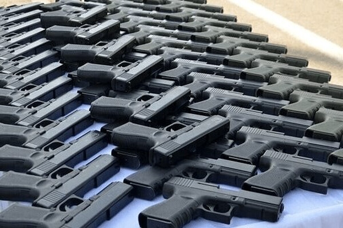 برخورد فراجا با قاچاقچیان ادامه دارد؛ در تازه‌ترین پرونده با هوشیاری پلیس در سیستان و بلوچستان محموله سلاح و مهمات آمریکایی از بار ذغال یک کامیون کشف شد.