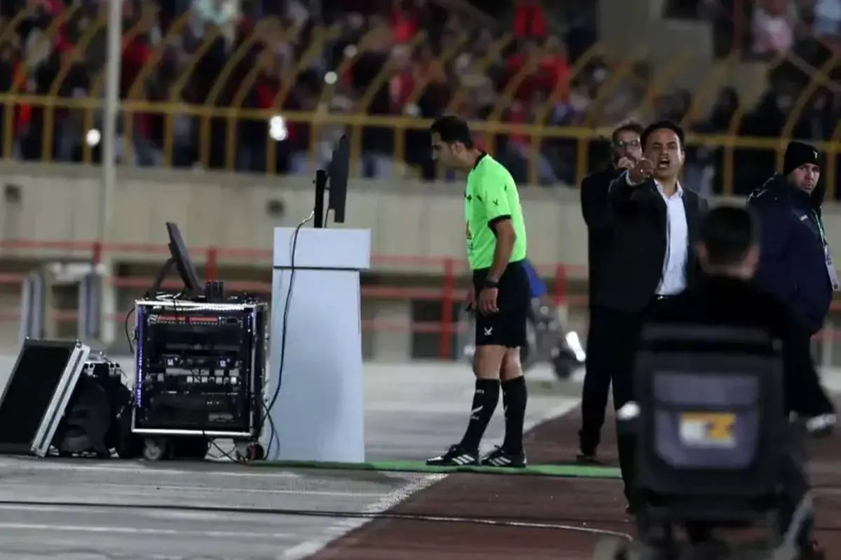 عادل فردوسی‌پور در جدیدترین اظهاراتش ماجرای جنجالی غیبت فیلمبردار در لحظه حساس بازی شمس‌آذر و پرسپولیس را افشا کرد.