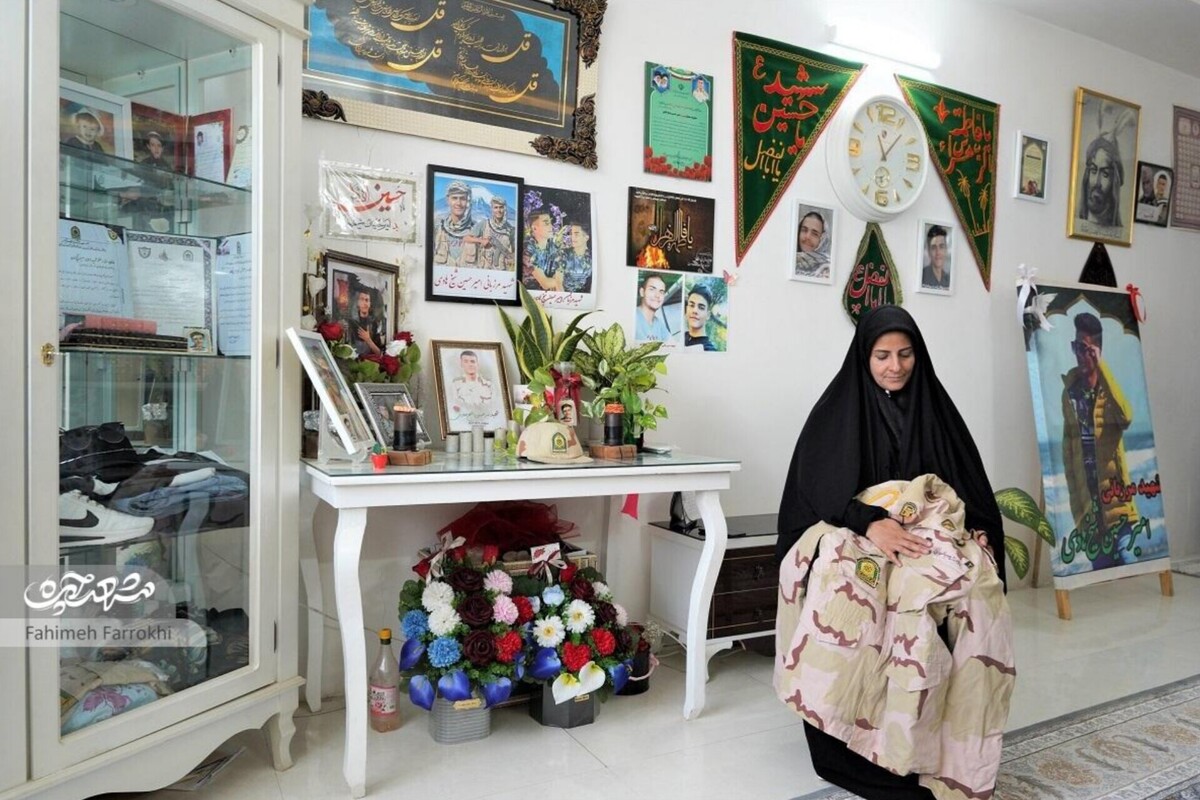 «امیرحسین شیخ‌هادی» جوانی با آرزوی شهادت بود که درحالی‌که می‌توانست در نقطه‌ای امن خدمتش را ادا کند، داوطلبانه دورترین مرز سیستان‌وبلوچستان را انتخاب کرد. یک سال پس از شهادتش، روایت مادر از رؤیاها، نشانه‌ها و دلتنگی‌هایش تصویر تازه‌ای از راه و مرام این مرزبان جوان آشکار می‌کند.