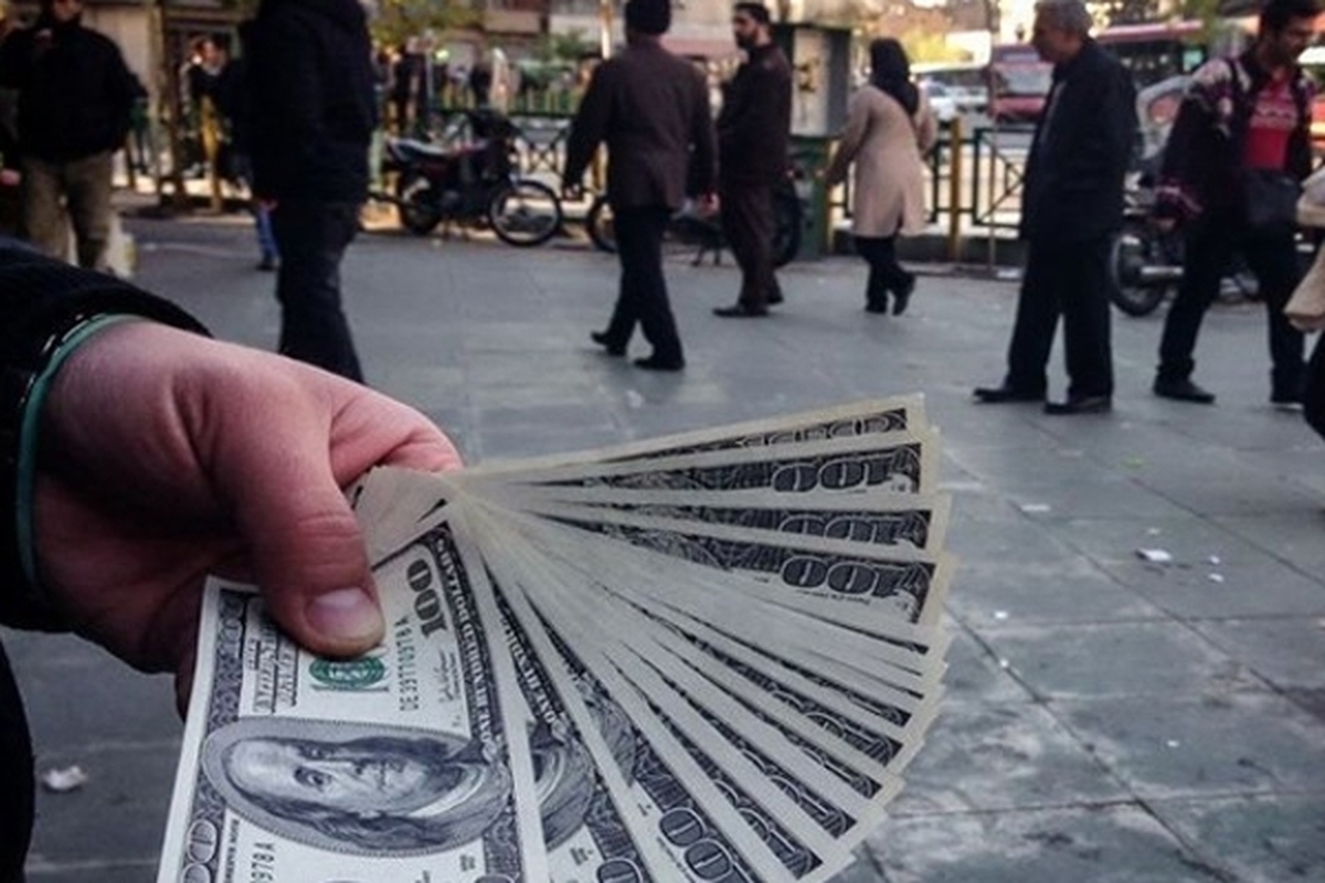 نرخ دلار که از عصر روز گذشته وارد کانال ۱۱۸ هزار تومان شده بود، از ساعتی قبل این کانال را از دست داد و تا این لحظه روند کاهشی در کانال ۱۱۷ هزار تومان پیدا کرده است.