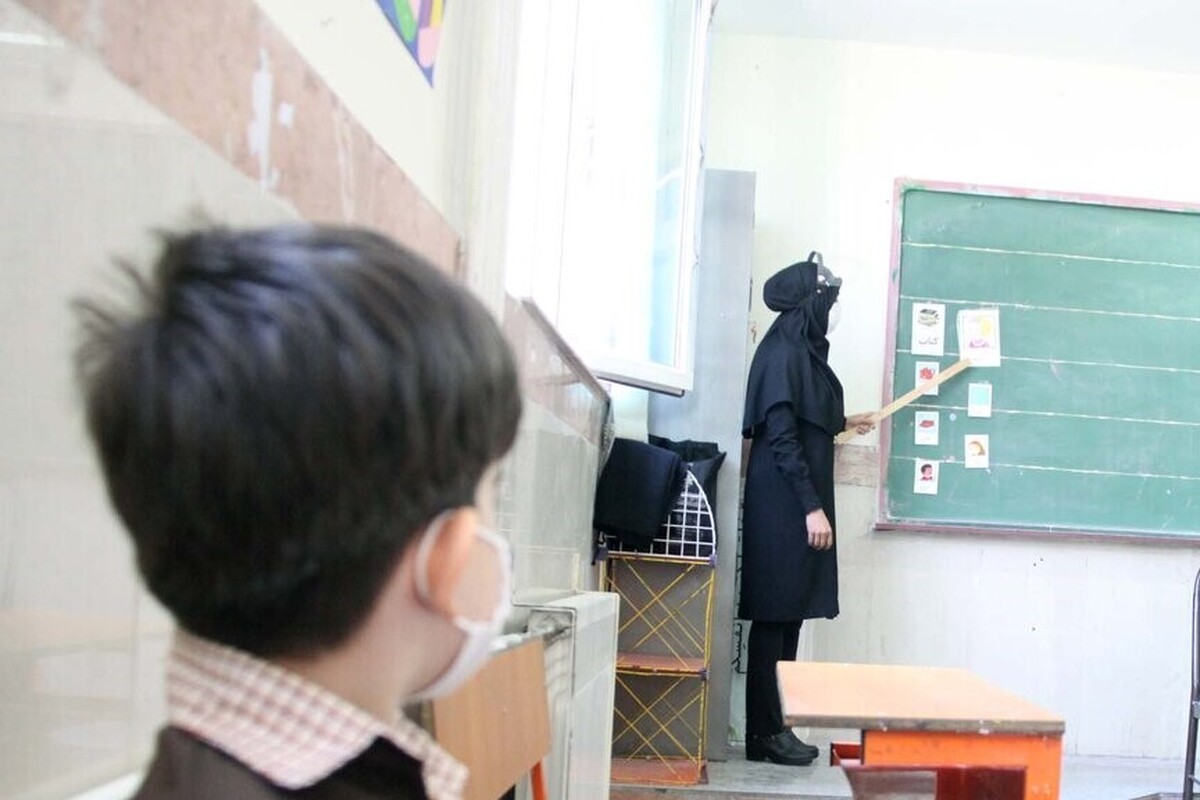 دبیر کارگروه اضطرار آلودگی هوای استان تهران از برقراری آموزش حضوری در مدارس و دانشگاه‌ها و لغو دورکاری ادارات استان برای فردا چهارشنبه ۱۲ آذرماه خبر داد. 