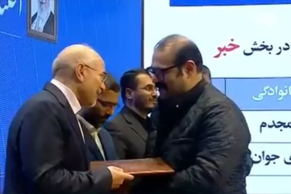 خبرنگار شهرآرانیوز با گزارش «ادارات اصلی خراسان رضوی بلاتکلیف هستند، استاندار تصمیم بگیرد | اختصاص ۱۰۰۰ میلیارد تومان برای تکمیل آزادراه حرم تا حرم» موفق شد رتبه سوم بخش خبر دومین جشنواره رسانه‌ای بهارستان در سال جاری را از آنِ خود کند.