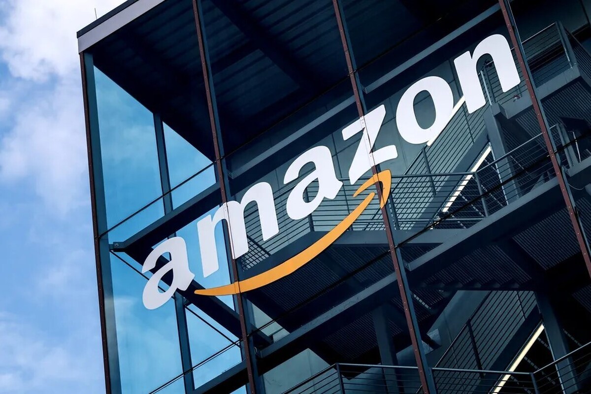 آمازون با همکاری انویدیا سرویس AI Factories را معرفی کرد، راهکاری که به شرکت‌ها و نهاد‌های دولتی امکان می‌دهد زیرساخت‌های هوش مصنوعی AWS را در دیتاسنتر‌های داخلی خود اجرا کنند و کنترل کامل داده‌های محرمانه را حفظ کنند.