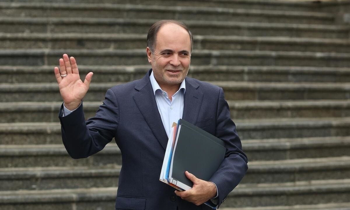 وزیر کشاورزی گفت: مقابله با گران‌فروشی از سوی وزارتخانه‌های کشاورزی، صمت و دادگستری (سازمان تعزیرات) در حال انجام است تا اگر گران‌فروشی خصوصاً در زمینه کالا‌های سبد غذایی وجود دارد، با آن برخورد شود.