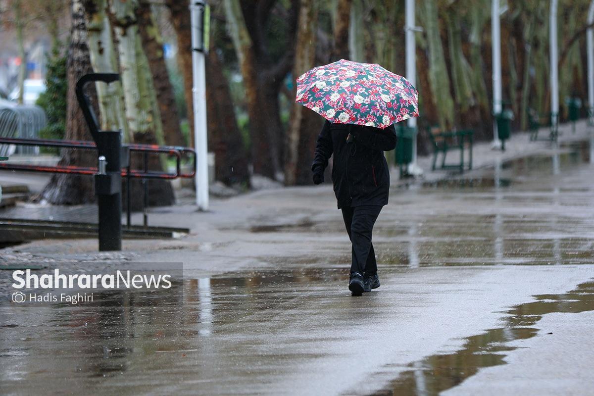 کارشناس مرکز پیش‌بینی هواشناسی خراسان رضوی گفت: احتمال وقوع بارش‌های پراکنده تا صبح جمعه وجود دارد و از آن پس، سامانه بارشی به‌طور کامل از استان خارج خواهد شد.