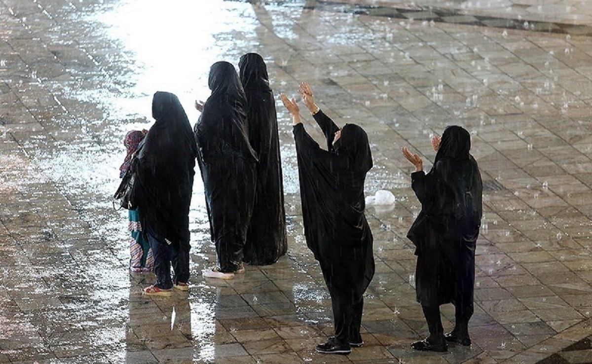 طی امروز چهارشنبه ۱۲ آذر ۱۴۰۴ شاهد بارش رحمت الهی در حرم مطهر امام رضا (ع) هستیم.