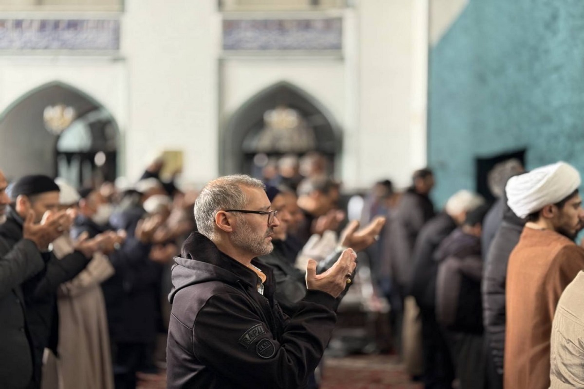 ویژه‌برنامه اقامه «نماز شکر»، به شکرانه نزول باران، با حضور زائران و مجاوران حرم مطهر امام رضا(ع)، در ایوان مقصوره مسجد گوهرشاد، برگزار شد.