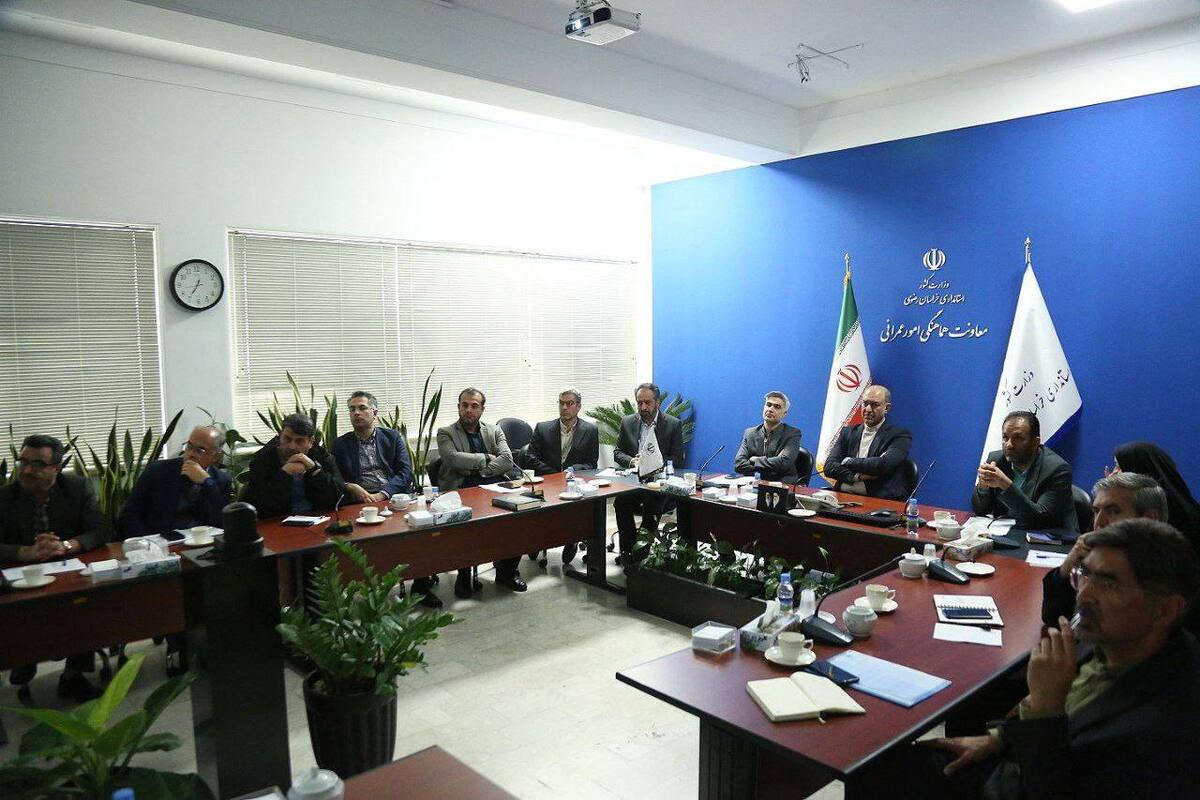 معاون هماهنگی امور عمرانی استانداری خراسان رضوی گفت: پیشنهاد می‌کنم کمیته کارشناسی برای حاشیت شهر مشهد تشکیل شود و پیشنهادات شهرداری و مشاوران با لحاظ کردن نقطه‌نظرات دستگاه‌ها به کلیاتی مشترک برسد و تصمیمات واحد اتخاذ شود تا برای یک محدوده تصمیم گرفته شود و پلاک به پلاک تصمیم‌گیری نشود.