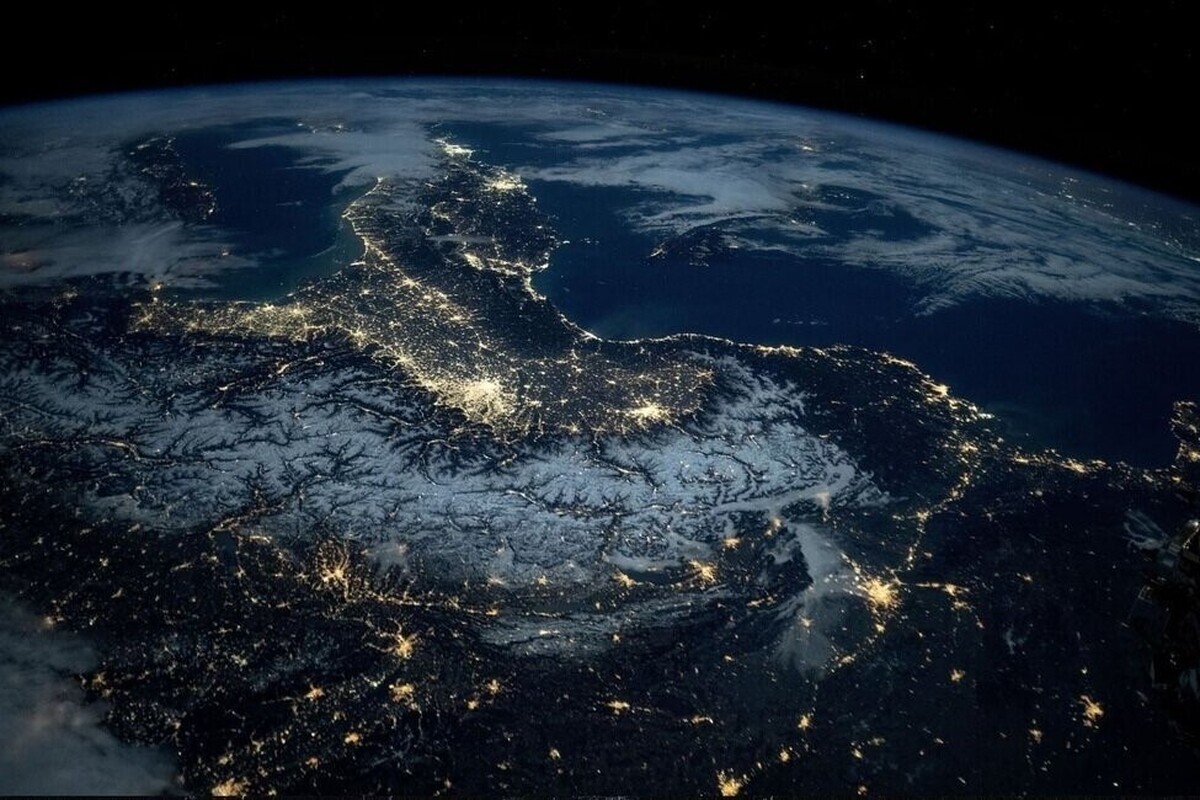 ویدئویی زیبا و جالب از زمین مشاهده می‌کنید که از دید دوربین‌های ایستگاه فضایی به ثبت رسیده است.