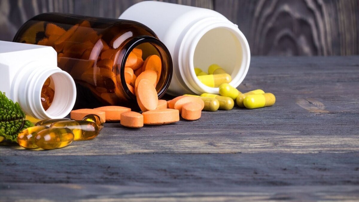 به گفته یک دکتر داروساز، اگر قرص در هنگام بلعیدن در گلو باقی بماند و شروع به حل شدن کند، می‌تواند مواد مؤثره خود را مستقیماً بر روی بافت حساس مری آزاد کند. این مواد اغلب اسیدی یا قلیایی هستند و آن سوزش شیمیایی می‌تواند به سرعت باعث درد و التهاب شود.