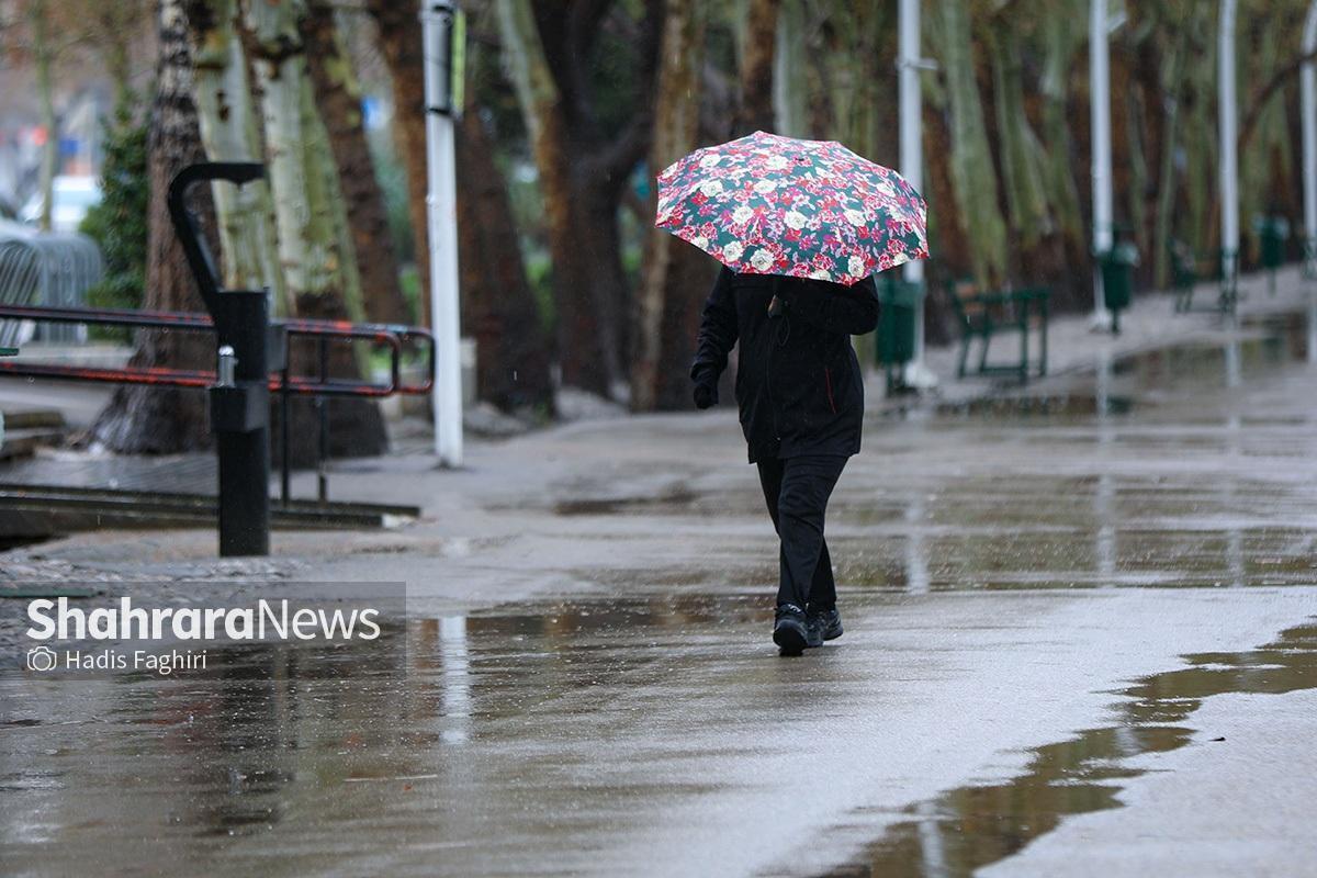 طبق آخرین نقشه‌های هواشناسی، طی امروز (پنجشنبه، ۱۳ آذر ۱۴۰۴) در بسیاری از نقاط کشور کاهش دمای محسوس و بارش برف و باران پیش‌بینی می‌شود.