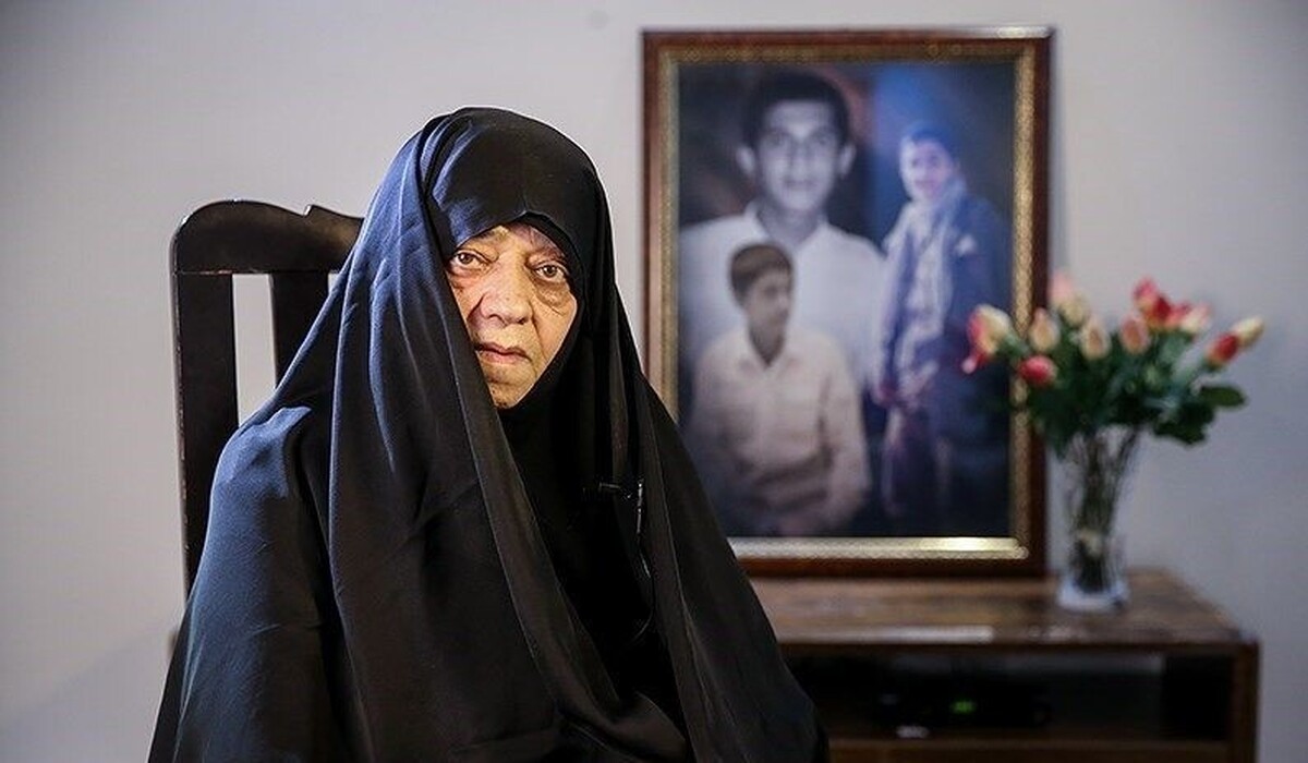 خانواده حسین جانی، چهار پسر دارد و سه دختر. پدر کارگر ساده است و مادر در تمام سال‌های جنگ، پشت جبهه کمک رسانی می‌کند.