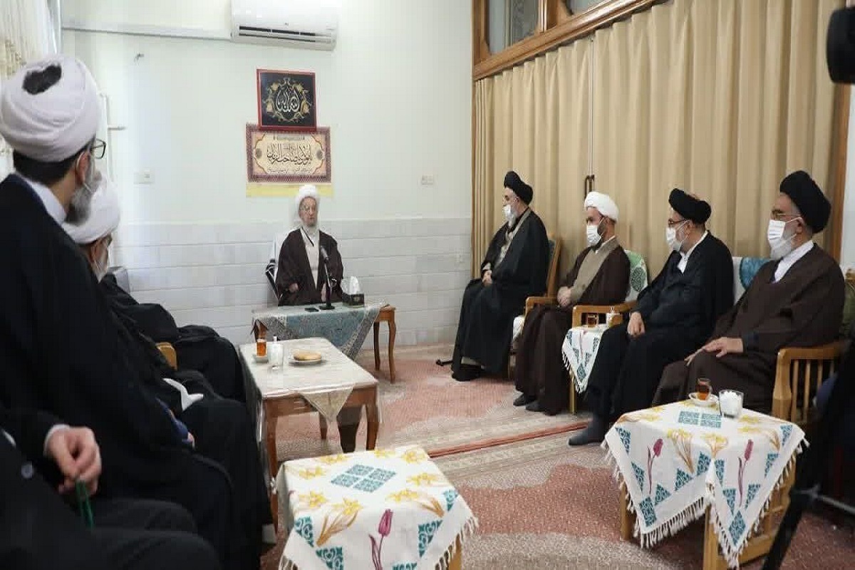 مرجع عالی‌قدر شیعیان، در دیدار با تولیت‌های آستان‌های مقدس با تأکید بر ضرورت حضور همیشگی خطیبان در اماکن زیارتی گفت: این مکان‌ها سرمایه‌های مادی و معنوی جامعه هستند و نقش مهمی در تربیت و هدایت افراد ایفا می‌کنند.