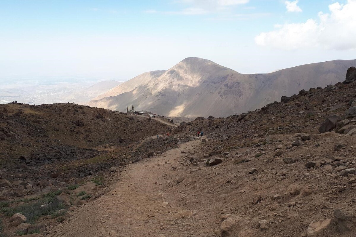 ویدئویی از  نبود بارش مناسب و خشکسالی در قله ساوالان نسبت سال گذشته را مشاهده می‌کنید.