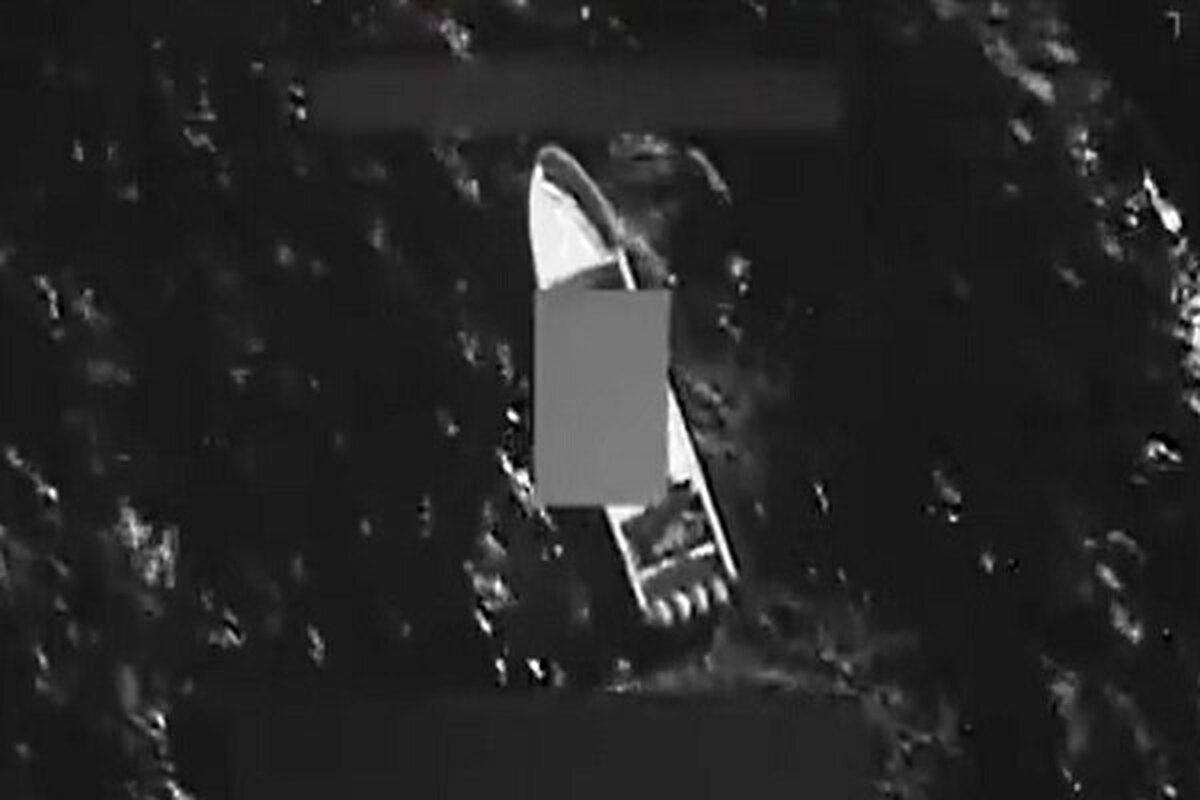 نیروی دریایی ارتش آمریکا از حمله به یک کشتی در آب‌های بین‌المللی خبر داد.