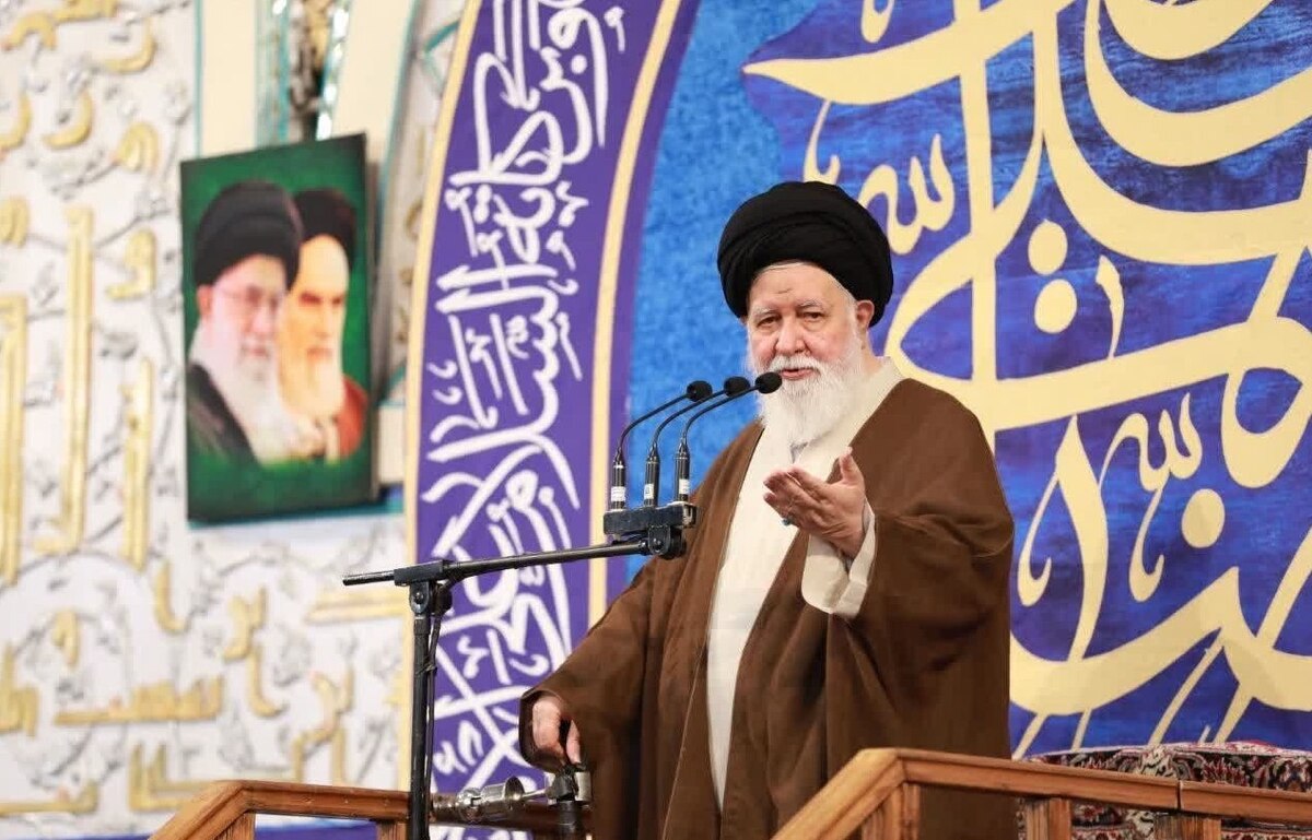 امام جمعه مشهد با اشاره به کودتای ۲۸ مرداد و شهادت سه دانشجو در ۱۶ آذر ۱۳۳۲، تأکید کرد: دشمنی آمریکا با ملت ایران بیش از هفت دهه ادامه داشته و امروز نیز با ایجاد «سایه جنگ»، قصد بی‌ثبات‌سازی اقتصاد و معیشت مردم را دارد.