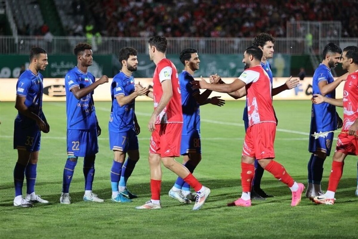 ورزشگاه اراک که میزبان بازی پرسپولیس و استقلال است، ۲ ساعت مانده به آغاز بازی تکمیل ظرفیت شد.