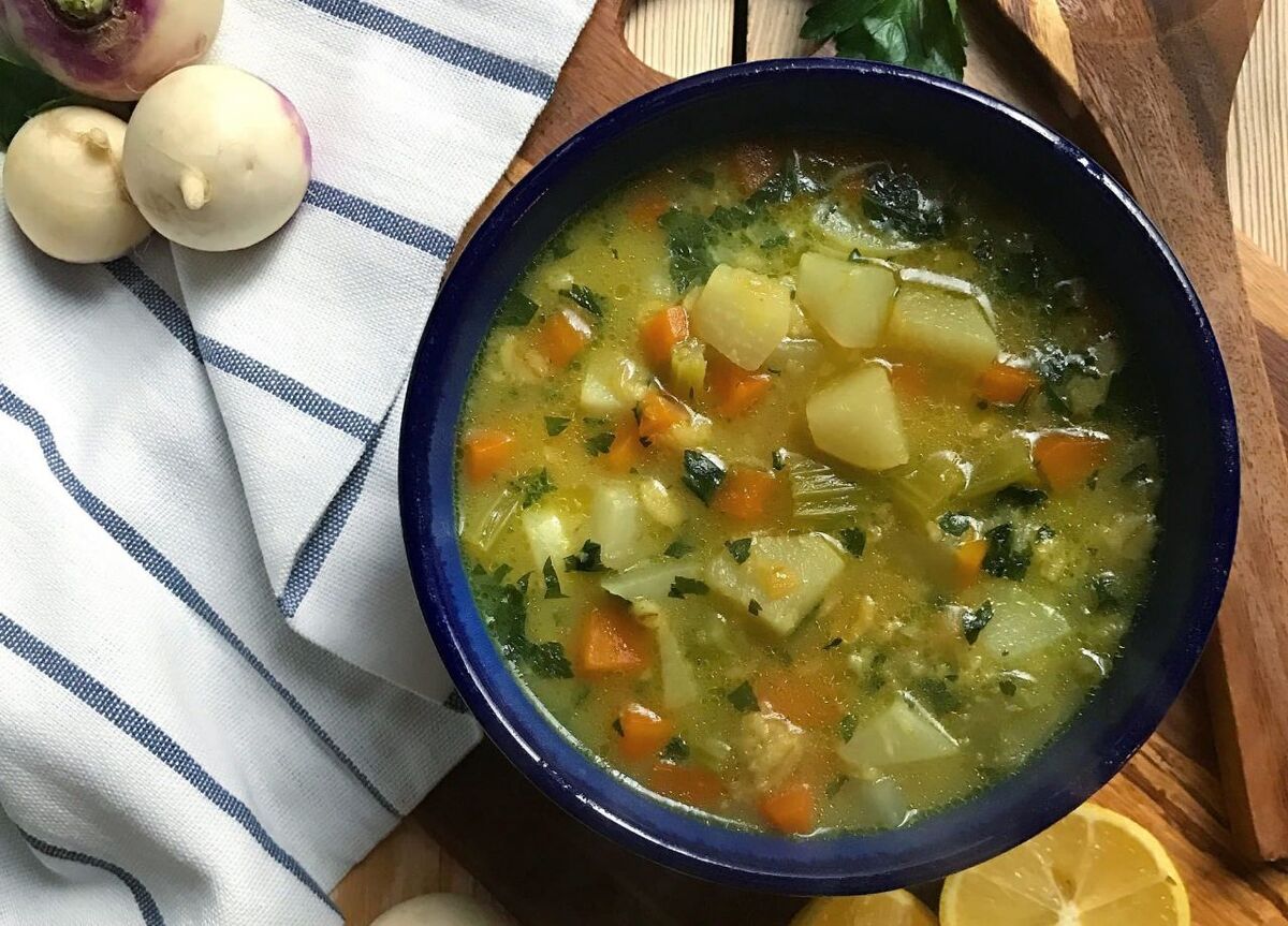 عضو هیأت علمی دانشگاه علوم پزشکی کرمانشاه با تأکید بر نقش درمانی برخی غذا‌ها در دوران ابتلاء به سرماخوردگی، گفت: در صورت کاهش اشتها در این دوران، غذا‌های کم‌حجم، اما مغذی باید جایگزین وعده‌های سنگین شود.