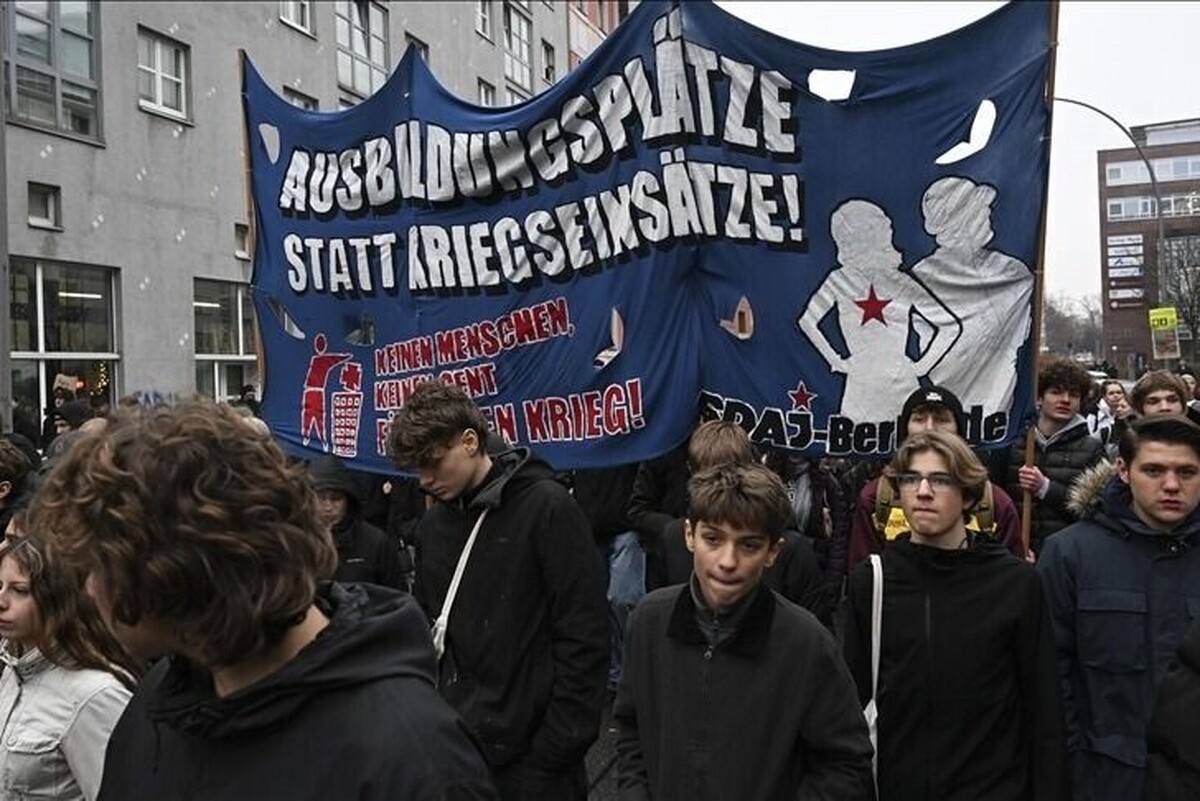 هزاران دانش‌آموز در سراسر آلمان در اعتراض به قانون جدید خدمت سربازی که غربالگری‌های سلامتی و پرسشنامه‌های اجباری برای مردان ۱۸ ساله را الزامی می‌کند، در خیابان‌های این کشور راهپیمایی کردند.