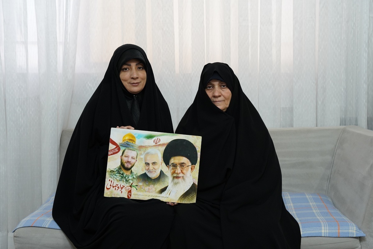 شهید جواد جهانی، جوان بسیجی مشهدی، سال ۱۳۹۵ در سوریه به شهادت رسید؛ اما ماجرای او با خاک‌سپاری‌اش در پارک «خورشید» پایان نیافت.