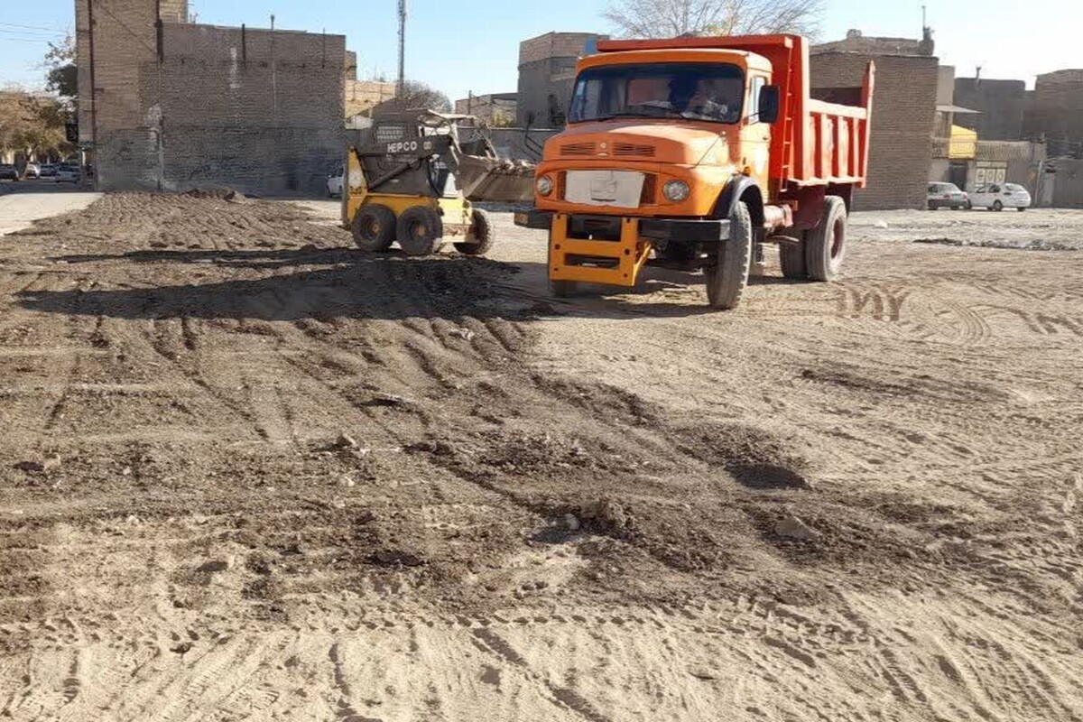 مدیرکل هماهنگی و نظارت بر خدمات شهری شهرداری مشهد از پاکسازی پهنه سیدی و ساماندهی زمین‌های بایر و جمع‌آوری ۳۰۰ تن خاک و نخاله از این پهنه خبر داد.