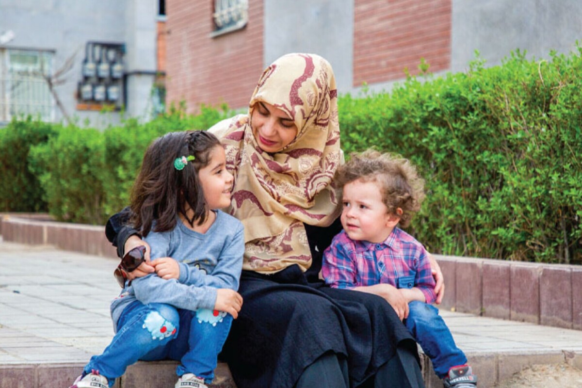 در سال‌هایی که «زنِ شاغل بودن» به‌عنوان نماد پیشرفت معرفی می‌شود، مفهوم مادری بیش از همیشه به بازتعریف نیاز دارد. مادری نه یک کار خانگی ساده، بلکه نخستین و تأثیرگذارترین نقش اجتماعی زن است؛ نقشی که ریشه در فطرت دارد و هیچ جریان فکری تاکنون نتوانسته آن را کمرنگ یا بی‌اهمیت کند.