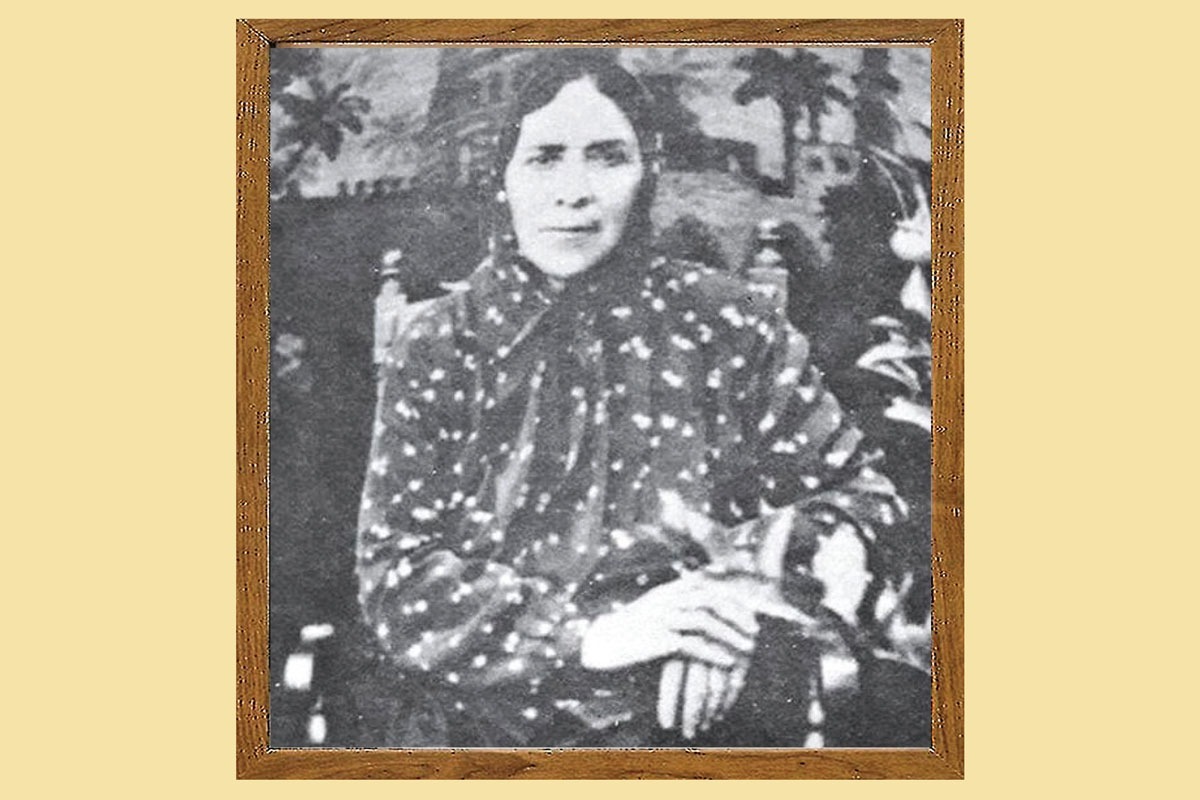 زمانه، زمانه بدی بود. با اینکه چند سالی از انقلاب مشروطه می‌گذشت، همچنان نگاه‌های جامعه سنتی ایران، راه تحصیل را برای دختران، بسیار دشوار و دور از تصور ساخته بود.