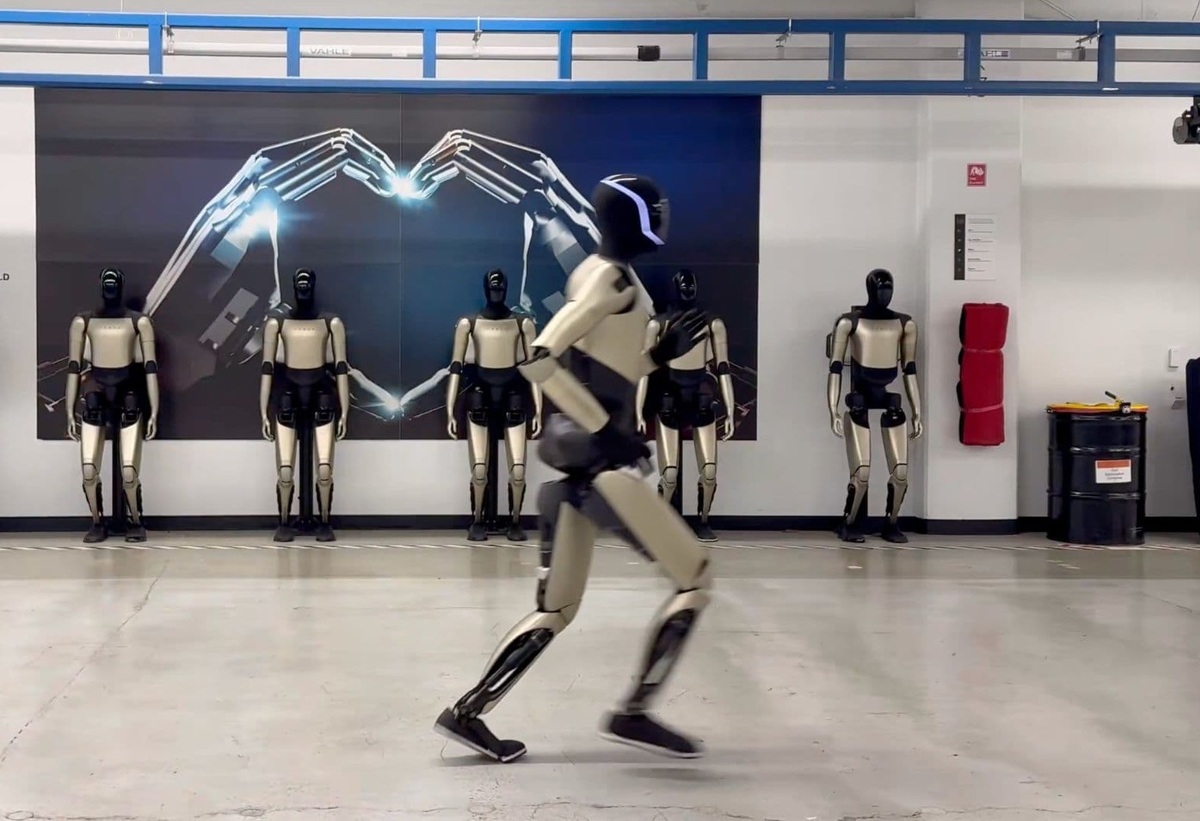 تسلا ویدیو جدیدی از ربات انسان‌نمای «اپتیموس» (Optimus) خود منتشر کرده که پیشرفت چشمگیر در دویدن روان و کنترل تعادل را نشان می‌دهد.