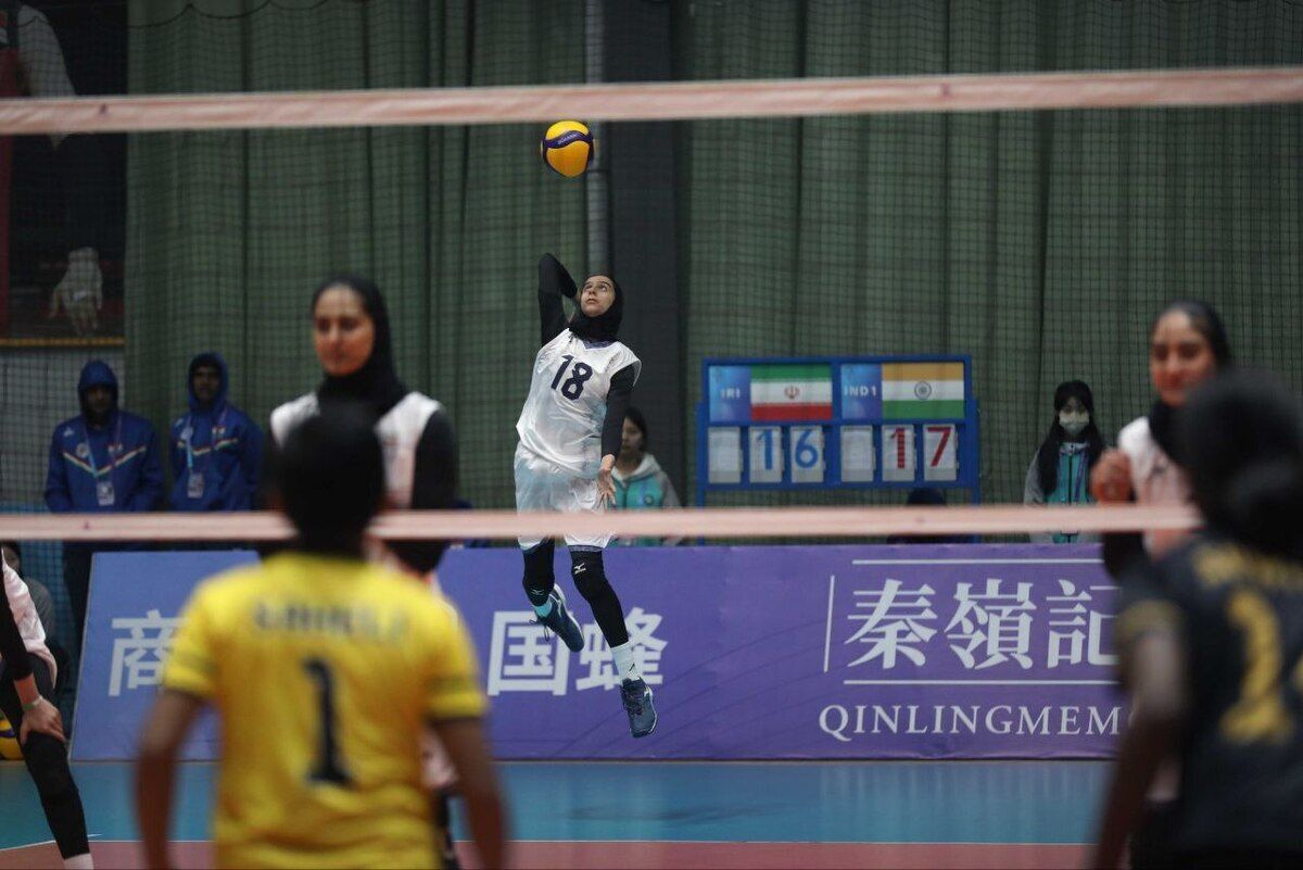 در دومین روز از رقابت‌های والیبال قهرمانی دانش‌آموزان زیر ۱۵سال جهان در شانگلو چین، تیم‌ملی والیبال دانش‌آموزی دختران ایران مقابل بلغارستان به برتری دست یافت.